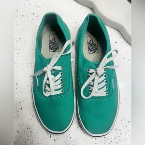 Women’s size: 10.5 / Men’s size: 9